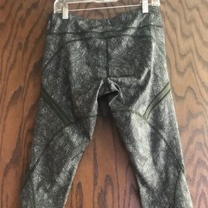 Lululemon Size 6 Cool to Street crops